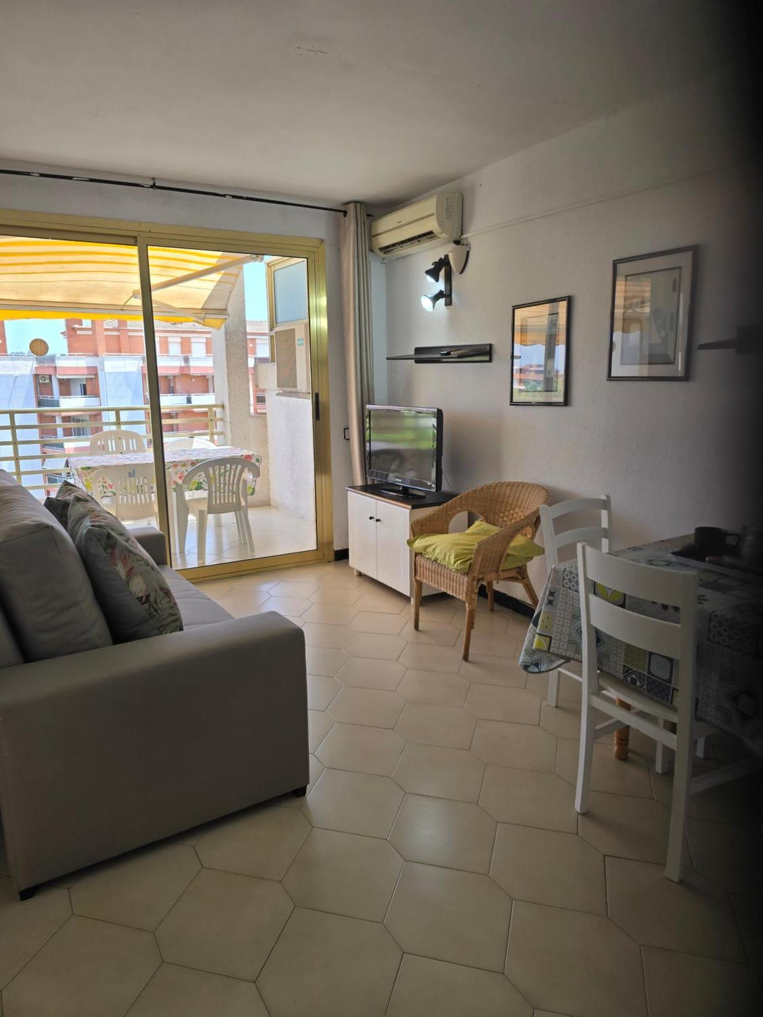 Apartments Novelty Салоу Екстериор снимка