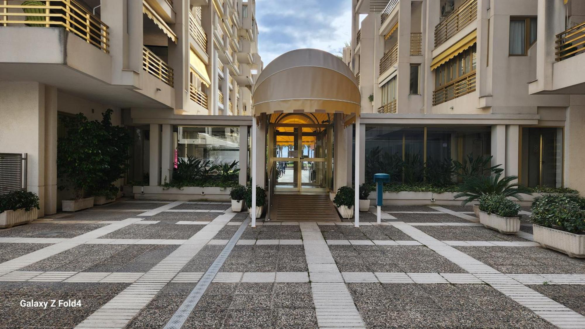 Apartments Novelty Салоу Екстериор снимка