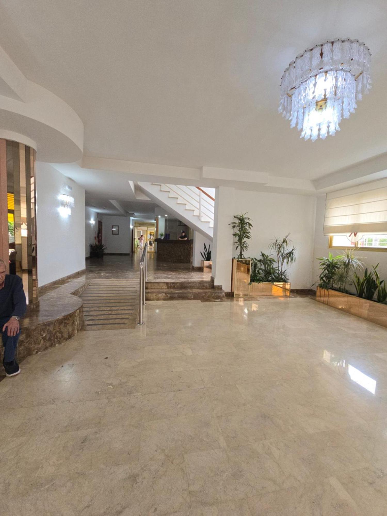 Apartments Novelty Салоу Екстериор снимка